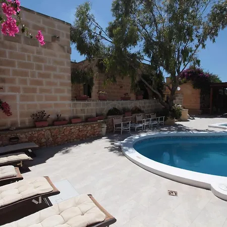 Apartment Kambo: 2 Bedrooms, 2 Bathrooms & Pool